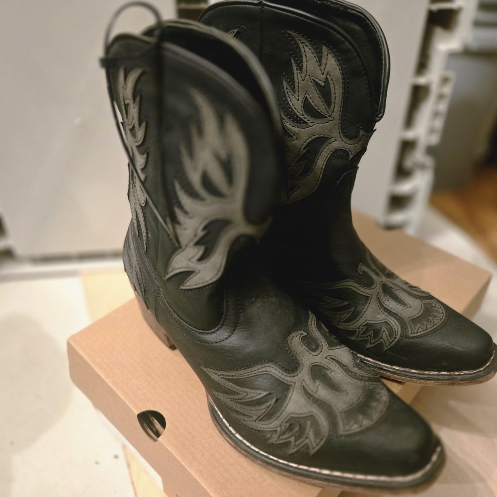 Black Western Cowboy Boots with Gray Embroidery